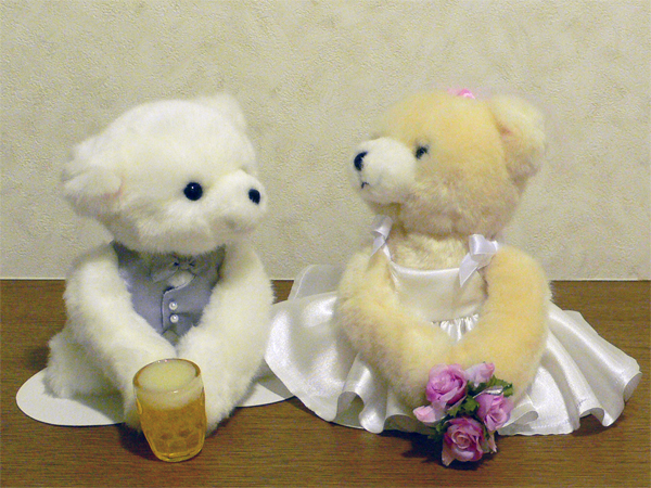 ギュッと抱き合ったクマのウェディングドール（ビール大好き）