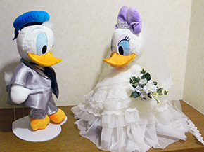 ドナルドダック&デイジーダックのウェディングドール(新郎新婦とお揃い衣装/横)