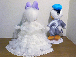 ドナルドダック&デイジーダックのウェディングドール(新郎新婦とお揃い衣装/後ろ)